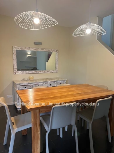 Maison meublée 4 chambres avec bureau à louer à Moka