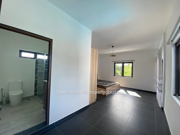 For rent in Calodyne, beautiful furnished villa on a 475m² plot. This new property offers 3 en-suite bedrooms, a priv...