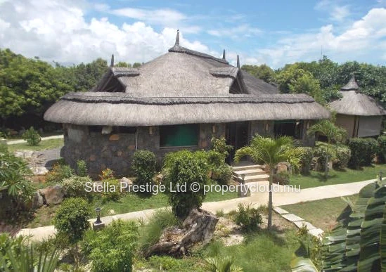 Appel Aux Investisseurs! Un Hôtel Spacieux De Style Complexe Hôtelier Près de la Plage de Belle Mare Maintenant Dispo...