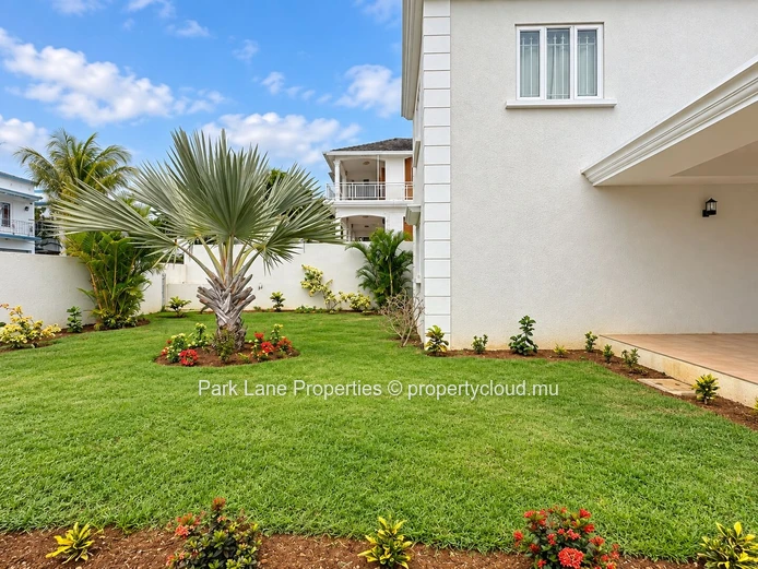 Spacious 4 bedroom family home for rent with pool and garden