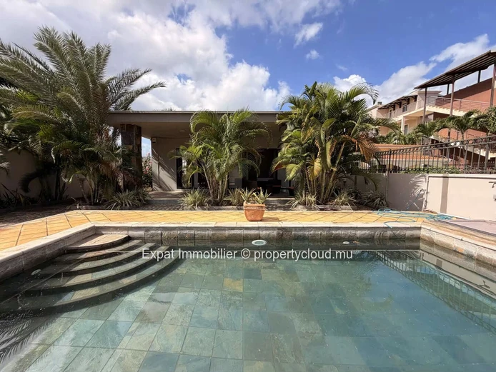2-Bedroom Apartment with Shared Pool for Rent – 500m from Flic-en-Flac Beach