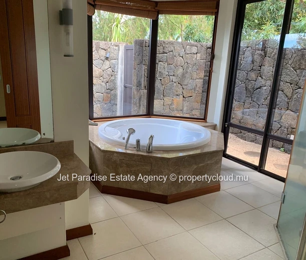 Villa moderne élégante avec vue montagne, piscine et grand terrain