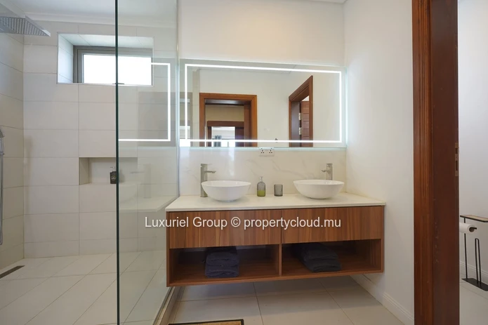 Appartement de luxe à vendre à Pointe aux Canonniers – 3 chambres en suite