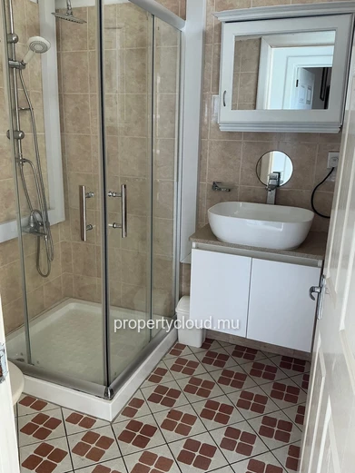 FOR RENT, charming duplex villa in a secure complex, 2 minutes from the public beach, Pereybere