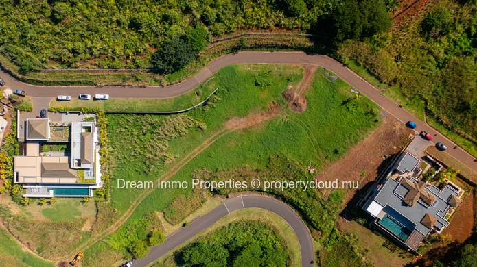 Sumptuous plot with breathtaking lagoon views in one of the most prestigious golf estates in Mauritius