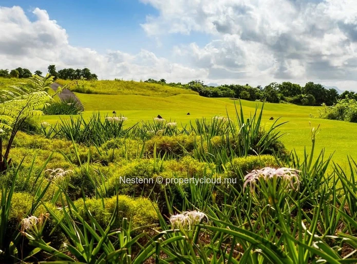 Residential land of 2293 m2 on golf course with sea and mountain views