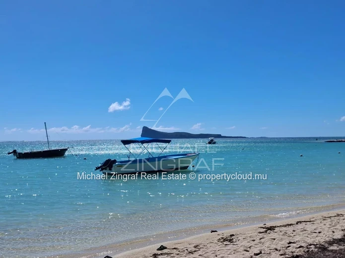 1-Bedroom Duplex with Direct Beach Access – Pereybere