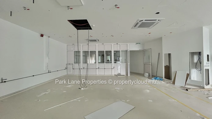 Espace de bureaux stratégiquement positionné au rez-de-chaussée à Ebene