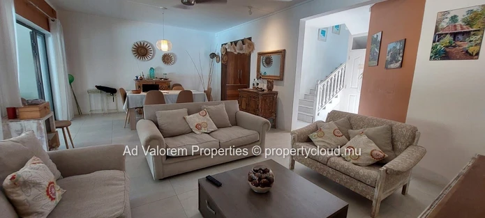 À vendre – Charmant duplex de 2 chambres à Belle Mare – À 5 minutes à pied de la plage