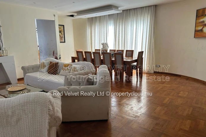 Spacieuse maison de 5 chambres à vendre | Piscine et jardin | Emplacement central