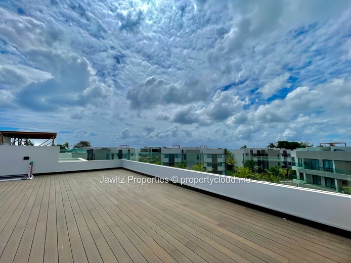 Your Rooftop. Your Jacuzzi. Your Coin de mire