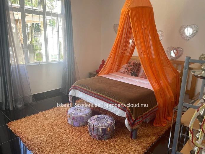 Très spacieuse villa tout confort avec 4 chambres, piscine et garage