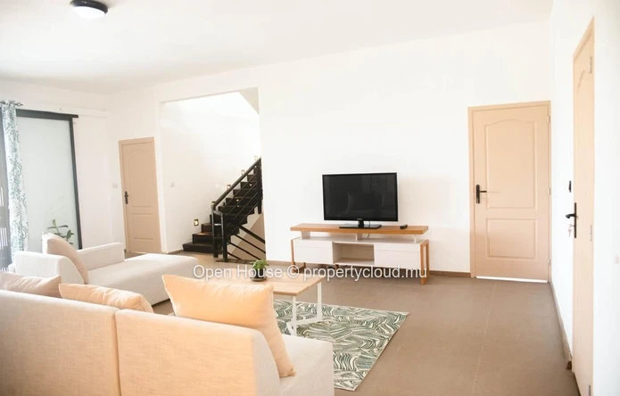 À vendre à Saint Antoine, superbe villa meublée. Elle offre 4 chambres, une piscine privée et un garage double. Idéal...