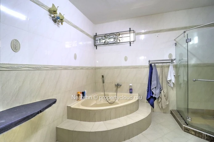 Appartement 3 Chambres avec Beau Jardin Paysager & Piscine
