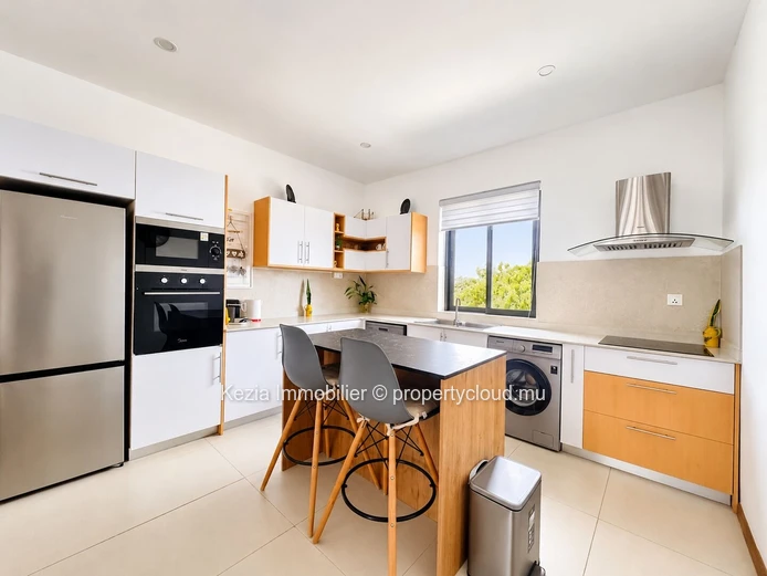 Contemporary Apartment Near Shops