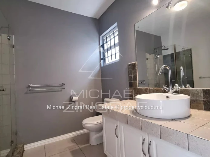Elegant 4-Bedroom Villa with Pool in Black River