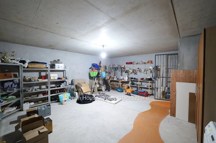 Villa à vendre à Rivière Noire, 320m² habitables, terrain de 1.470m², 5 chambres, bureau, piscine privée. Prix : 900 ...