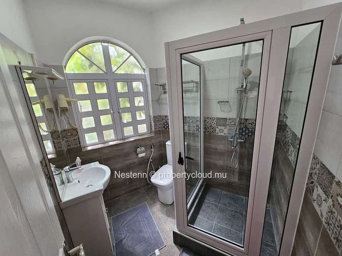Freshly renovated 1-bedroom studio within walking distance of the beach