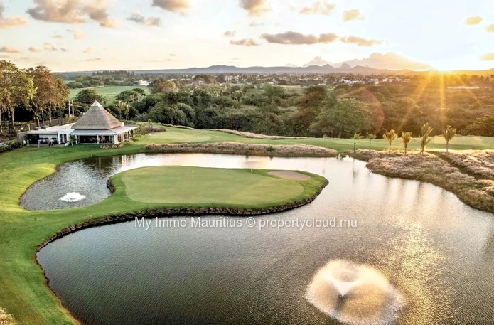 New development on the seafront with golf course - North-East Mauritius