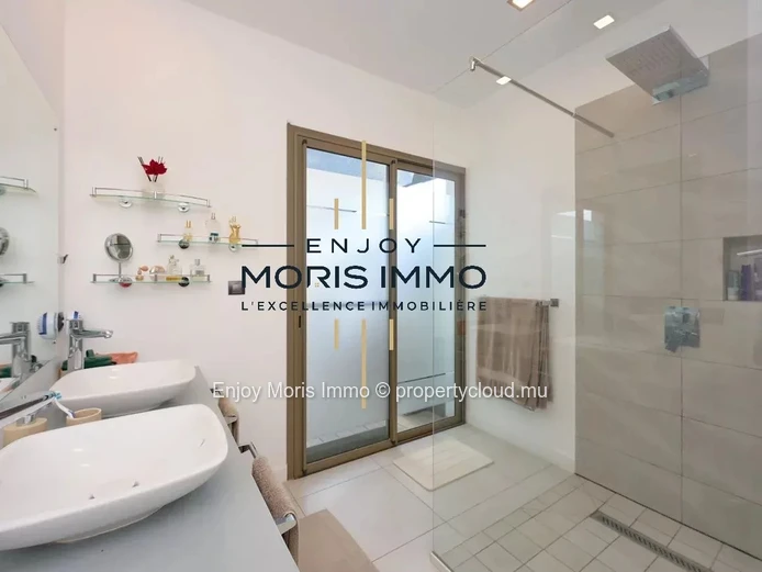 Superbe Villa Moderne avec Piscine – À vendre  à Cap Malheureux