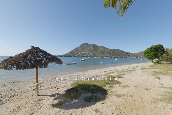Villa pieds dans l'eau de 280 m² à vendre à Rivière Noire