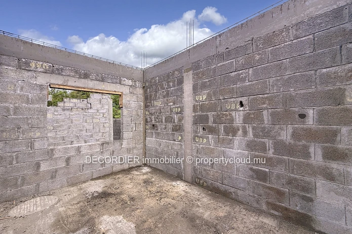 Villa élégante en cours de construction avec piscine et jardin