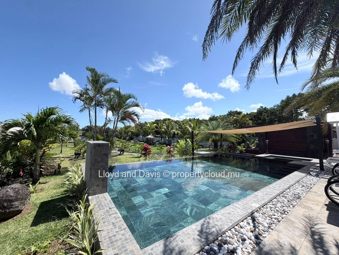 Charming One-Bedroom House in a Peaceful Green Setting in Deux-Bras