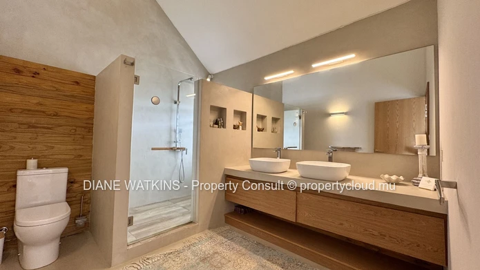 Villa de Luxe de 4 Chambres à Louer à Rivière Noire (Entretien Piscine & Jardin Inclus)