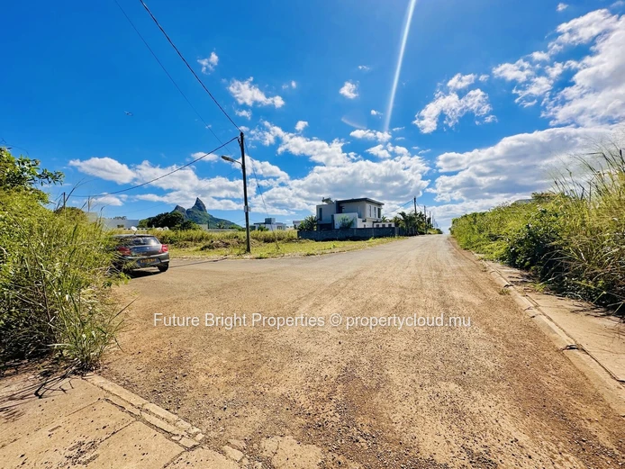 Exceptional Investment Plot – 846 Toises with Easy Access
