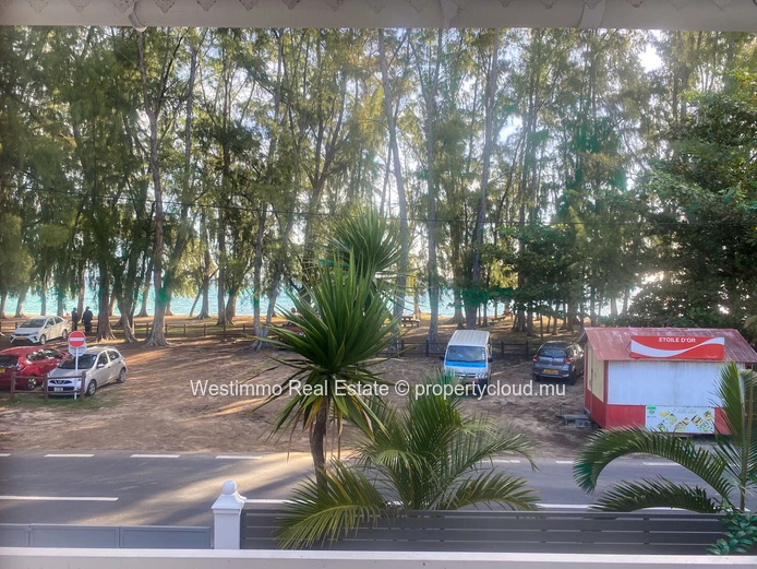 Exclusive - Furnished house facing the beach for rent in Flic en Flac