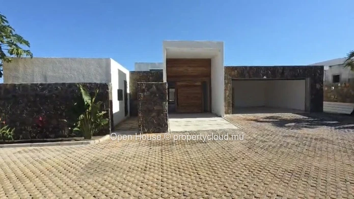 PDS villa for sale in Grand Baie - 435m² of living space - 4 bedrooms including 1 independent apartment - 855m² plot ...