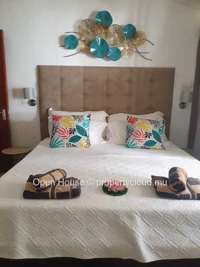 Duplex for sale in Palmar, Flacq. Living area of 127m² on a plot of 220m². 3 bedrooms, shared pool. Sea view, beach a...
