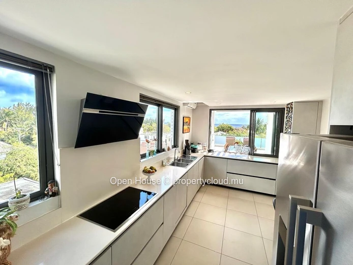 Luxury Penthouse with Stunning Sea Views in Black River - PDS Program - Fully Furnished - Communal Pool - RS 37M