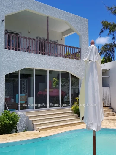 Villa bord de mer à Calodyne — piscine, vue lagon