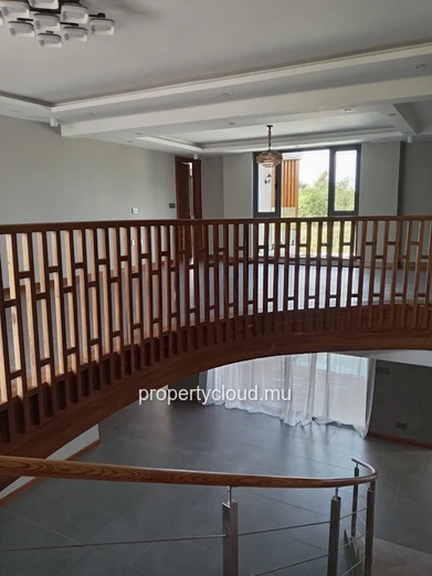 Villa contemporaine neuve à Pereybere – 6 chambres – Piscine centrale – Prestations premium