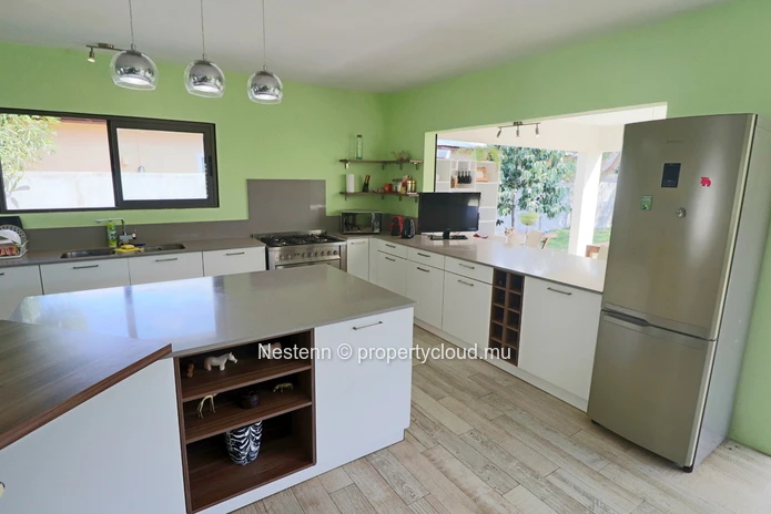 Modern 3-bed house in a beautiful spacious garden