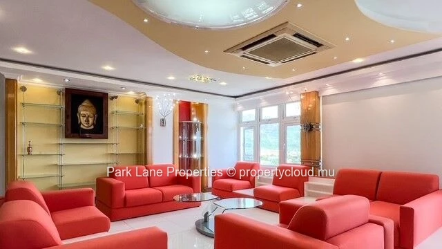 Superbe appartement moderne de 330 m² avec vue imprenable sur la montagne et la mer