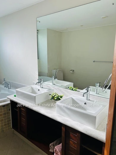 Appartment meublé de 3 chambres, piscine privée, vue mer et montagne