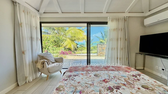 Sublime vue mer turquoise de cette jolie villa, sa belle terrasse et gazebo avec piscine a debordement, situee en res...