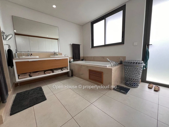 Villa de 485m2 au coeur du domaine de Mon Choisy, Golf, piscine, salle de sport, centre équestre, accès à la plage. 4...
