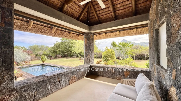 Villa de Luxe avec Vue sur La Tourelle à Vendre à Rivière Noire