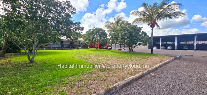 Furnished industrial building of 764 m2 on a plot of 1,037 toises located in Bambous