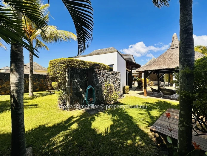 | Villa Contemporaine Avec Piscine Et Jardin Tropical |