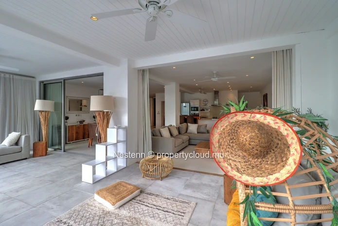Spacieux et lumineux appartement de 300 m2 avec piscine et jardin en bord de rivière