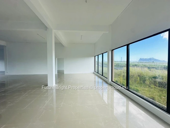 Prime Commercial Space for Rent! Perfect for Showroom & Display Shop 