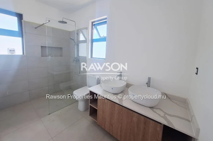 Modern Unfurnished 4-Bedroom Villa with Pool – West Coast Living