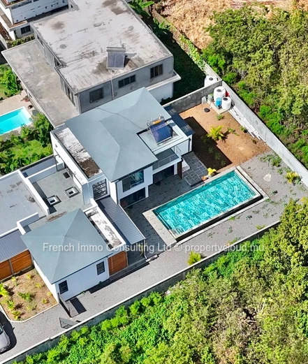Vaste villa de 4 chambres sur 1477 M2 de jardin et piscine a calodyne