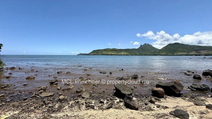 Terrain en front de mer et riviere