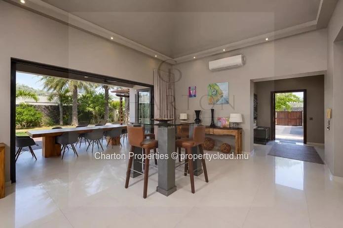 Villa élégante de 4 chambres en suite avec bureau – Une propriété familiale au cœur d’un cadre tropical privilégié