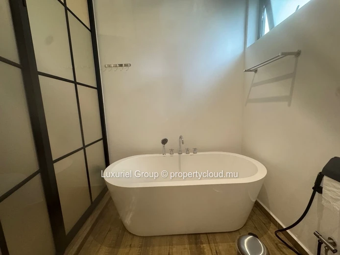 Villa contemporaine avec jacuzzi à Trou aux Biches